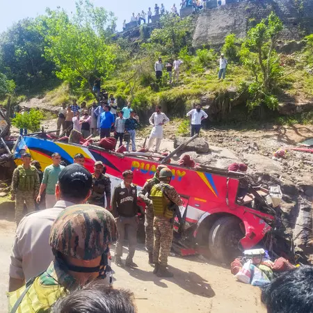 उधमपुर बस हादसा: मृतकों की संख्या बढ़कर 21 हुई, 61 घायल; केंद्र के बाद अब राज्य सरकार ने भी किया मुआवजे का ऐलान उधमपुर बस हादसा: मृतकों की संख्या बढ़कर 21 हुई, 61 घायल; केंद्र के बाद अब राज्य सरकार ने भी किया मुआवजे का ऐलान