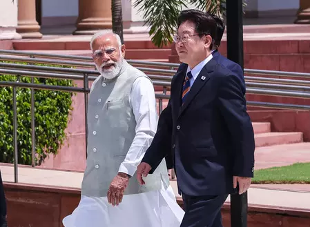 भारत-कोरिया शिखर वार्ता 2026: 2030 तक $50B व्यापार का लक्ष्य, डिजिटल ब्रिज और शिपबिल्डिंग पर हुए बड़े समझौते भारत-कोरिया शिखर वार्ता 2026: 2030 तक $50B व्यापार का लक्ष्य, डिजिटल ब्रिज और शिपबिल्डिंग पर हुए बड़े समझौते