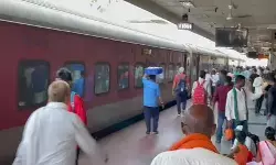 पनवेल रेलवे स्टेशन पर हादसा: अचानक नीचे गिरी लिफ्ट, अंदर फंसे 4 यात्री, रेस्क्यू ऑपरेशन जारी पनवेल रेलवे स्टेशन पर हादसा: अचानक नीचे गिरी लिफ्ट, अंदर फंसे 4 यात्री, रेस्क्यू ऑपरेशन जारी