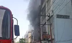 नोएडा के सेक्टर-6 में भीषण अग्निकांड: वायर फैक्ट्री में लगी भयानक आग, आसमान में छाया धुएं का गुबार, जांच शुरू