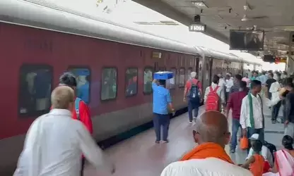 पनवेल रेलवे स्टेशन पर हादसा: अचानक नीचे गिरी लिफ्ट, अंदर फंसे 4 यात्री, रेस्क्यू ऑपरेशन जारी