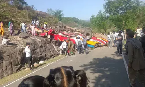 जम्मू-कश्मीर में बड़ा सड़क हादसा: उधमपुर में खाई में गिरी यात्री बस, सात लोगों की मौत, कई घायल
