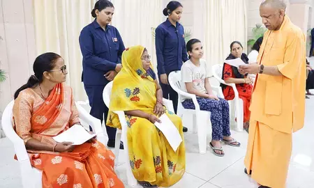 सीएम योगी ने जनता दर्शन में सुनी लोगों की समस्याएं, कहा- जनसेवा सरकार का कर्तव्य