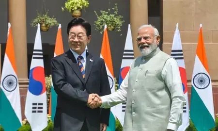 भारत-दक्षिण कोरिया शिखर सम्मेलन: 2030 तक $50 बिलियन व्यापार का लक्ष्य; पीएम मोदी और राष्ट्रपति ली जे-म्युंग के बीच हुए कई अहम समझौते भारत-दक्षिण कोरिया शिखर सम्मेलन: 2030 तक $50 बिलियन व्यापार का लक्ष्य; पीएम मोदी और राष्ट्रपति ली जे-म्युंग के बीच हुए कई अहम समझौते