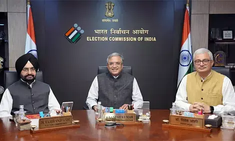 चुनाव आयोग की भूमिका पर संदेह और सवालों का घेरा चुनाव आयोग की भूमिका पर संदेह और सवालों का घेरा