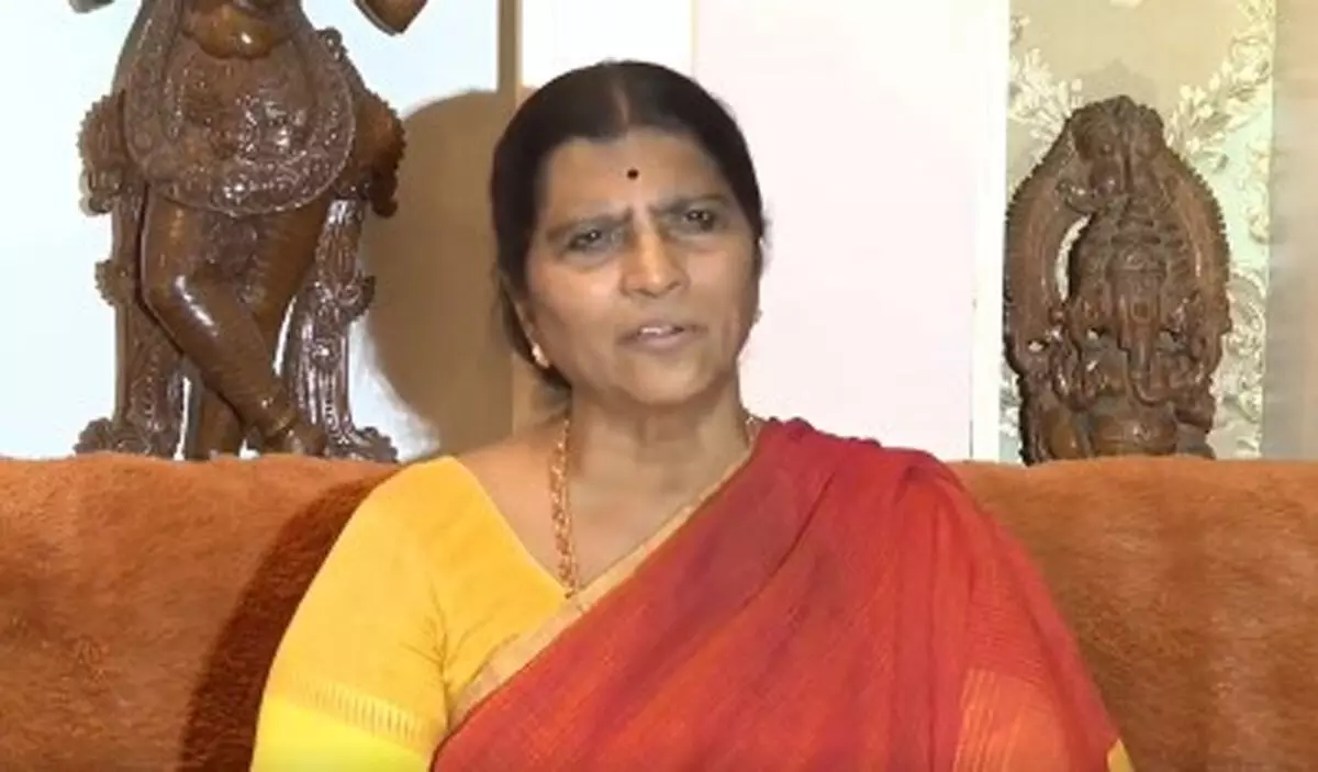 लक्ष्मी पार्वती का आरोप, जगन मोहन रेड्डी के परिवार में दरार डालने की कोशिश कर रहे चंद्रबाबू नायडू लक्ष्मी पार्वती का आरोप, जगन मोहन रेड्डी के परिवार में दरार डालने की कोशिश कर रहे चंद्रबाबू नायडू