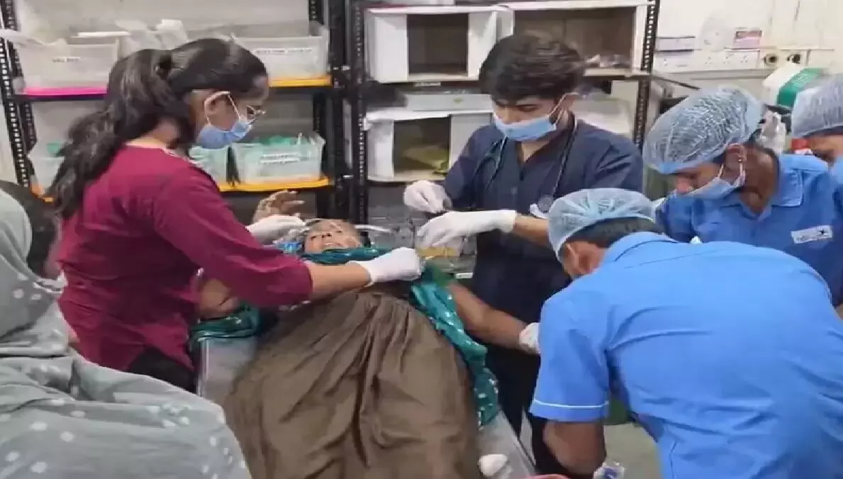 गुजरात में शादी का खाना खाने से 400 मेहमानों को उल्टी-चक्कर, कई अस्पताल में भर्ती; हड़कंप गुजरात में शादी का खाना खाने से 400 मेहमानों को उल्टी-चक्कर, कई अस्पताल में भर्ती; हड़कंप