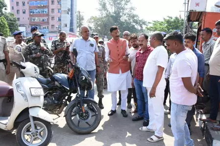 रांची में अपराधियों का तांडव: बीच सड़क पर कारोबारी को मारी गोली, सांसद संजय सेठ बोले- झारखंड में जंगलराज रांची में अपराधियों का तांडव: बीच सड़क पर कारोबारी को मारी गोली, सांसद संजय सेठ बोले- झारखंड में जंगलराज