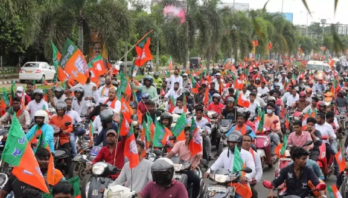 बंगाल में अब बाइक रैली पर बैन; पीछे भी बैठे तो खैर नहीं, चुनाव आयोग ने क्यों लगाया ऐसा प्रतिबंध? बंगाल में अब बाइक रैली पर बैन; पीछे भी बैठे तो खैर नहीं, चुनाव आयोग ने क्यों लगाया ऐसा प्रतिबंध?