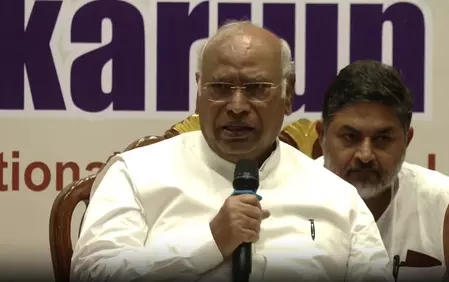 कांग्रेस अध्यक्ष खड़गे का विवादित बयान, प्रधानमंत्री को आतंकवादी और एआईएडीएमके-भाजपा गठबंधन को बताया खतरा कांग्रेस अध्यक्ष खड़गे का विवादित बयान, प्रधानमंत्री को आतंकवादी और एआईएडीएमके-भाजपा गठबंधन को बताया खतरा