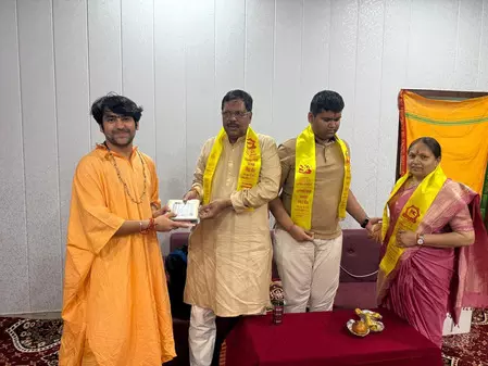 बागेश्वर धाम पहुंचे पूर्व सीजेआई गवई, धीरेंद्र शास्त्री के सामाजिक कार्यों की सराहना की बागेश्वर धाम पहुंचे पूर्व सीजेआई गवई, धीरेंद्र शास्त्री के सामाजिक कार्यों की सराहना की