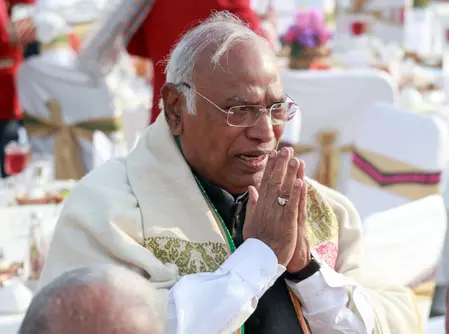 प्रधानमंत्री पर आतंकवादी टिप्पणी: भाजपा ने चुनाव आयोग में खड़गे के खिलाफ दर्ज कराई शिकायत; मुश्किल में कांग्रेस अध्यक्ष प्रधानमंत्री पर आतंकवादी टिप्पणी: भाजपा ने चुनाव आयोग में खड़गे के खिलाफ दर्ज कराई शिकायत; मुश्किल में कांग्रेस अध्यक्ष