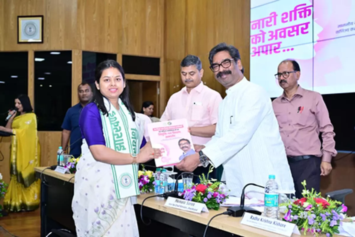झारखंड: सीएम हेमंत सोरेन ने 299 नवनियुक्त सीडीपीओ और महिला पर्यवेक्षिकाओं को सौंपे नियुक्ति पत्र झारखंड: सीएम हेमंत सोरेन ने 299 नवनियुक्त सीडीपीओ और महिला पर्यवेक्षिकाओं को सौंपे नियुक्ति पत्र