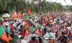 बंगाल में अब बाइक रैली पर बैन; पीछे भी बैठे तो खैर नहीं, चुनाव आयोग ने क्यों लगाया ऐसा प्रतिबंध? बंगाल में अब बाइक रैली पर बैन; पीछे भी बैठे तो खैर नहीं, चुनाव आयोग ने क्यों लगाया ऐसा प्रतिबंध?
