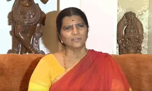 लक्ष्मी पार्वती का आरोप, जगन मोहन रेड्डी के परिवार में दरार डालने की कोशिश कर रहे चंद्रबाबू नायडू लक्ष्मी पार्वती का आरोप, जगन मोहन रेड्डी के परिवार में दरार डालने की कोशिश कर रहे चंद्रबाबू नायडू