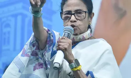 बंगाल चुनाव: टीएमसी पहुंची चुनाव आयोग, उत्तरपारा के भाजपा प्रत्याशी पर मतदाताओं को रिश्वत देने का आरोप