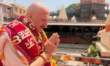 महाकाल के दरबार पहुंचे अनुपम खेर, बोले- यहां आकर मिली अलग शांति और शक्ति