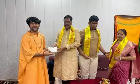 बागेश्वर धाम पहुंचे पूर्व सीजेआई गवई, धीरेंद्र शास्त्री के सामाजिक कार्यों की सराहना की बागेश्वर धाम पहुंचे पूर्व सीजेआई गवई, धीरेंद्र शास्त्री के सामाजिक कार्यों की सराहना की