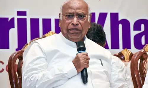 केंद्र सरकार ने बिना किसी सलाह के चार नए लेबर कोड लागू किए : खड़गे केंद्र सरकार ने बिना किसी सलाह के चार नए लेबर कोड लागू किए : खड़गे
