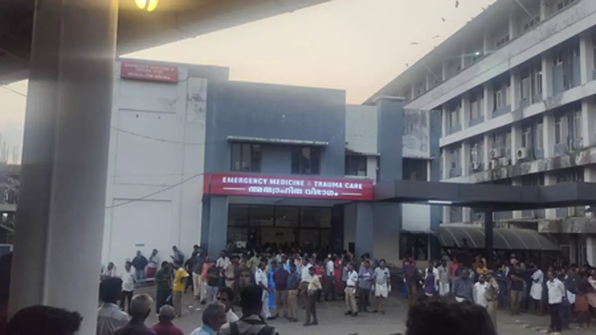 केरल पटाखा फैक्ट्री हादसा: पीएम मोदी ने मुआवजे का किया ऐलान, सुरेश गोपी को त्रिशूर जाने का निर्देश केरल पटाखा फैक्ट्री हादसा: पीएम मोदी ने मुआवजे का किया ऐलान, सुरेश गोपी को त्रिशूर जाने का निर्देश