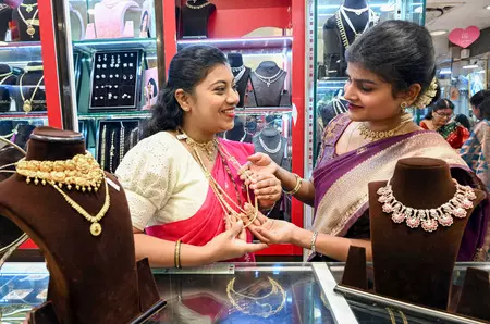 अमेरिका-ईरान में सीजफायर बढ़ने के बीच सोने और चांदी में तेजी अमेरिका-ईरान में सीजफायर बढ़ने के बीच सोने और चांदी में तेजी