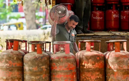 अब तक करीब 5.10 लाख नए कनेक्शन चालू, छोटे सिलेंडरों की सप्लाई हुई दोगुनी: सरकार अब तक करीब 5.10 लाख नए कनेक्शन चालू, छोटे सिलेंडरों की सप्लाई हुई दोगुनी: सरकार