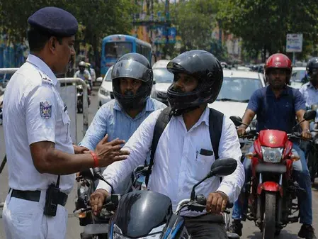 पश्चिम बंगाल में पहले चरण के मतदान से पहले चुनाव आयोग ने बाइक चलाने पर लगे प्रतिबंधों में ढील दी पश्चिम बंगाल में पहले चरण के मतदान से पहले चुनाव आयोग ने बाइक चलाने पर लगे प्रतिबंधों में ढील दी