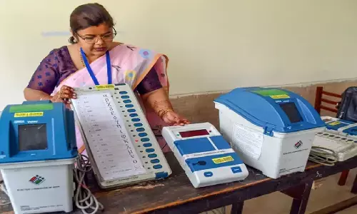 ईवीएम पर परफ्यूम, इंक और गोंद लगाना छेड़छाड़... बंगाल और तमिलनाडु चुनावों से पहले चुनाव आयोग सख्त ईवीएम पर परफ्यूम, इंक और गोंद लगाना छेड़छाड़... बंगाल और तमिलनाडु चुनावों से पहले चुनाव आयोग सख्त
