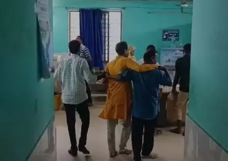पश्चिम बंगाल चुनाव: भाजपा के बूथ एजेंट पर हमला, कार क्षतिग्रस्त; कई इलाकों में तनाव पश्चिम बंगाल चुनाव: भाजपा के बूथ एजेंट पर हमला, कार क्षतिग्रस्त; कई इलाकों में तनाव