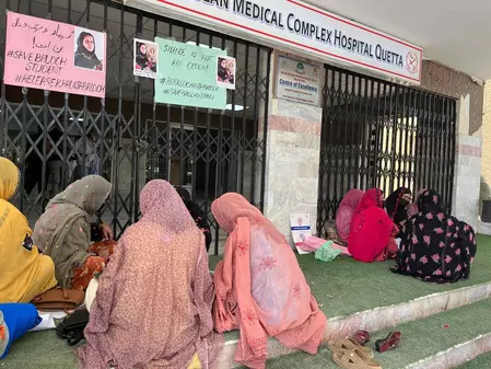 पाकिस्तानी सेना की ओर से नागरिकों को जबरन गायब किए जाने के खिलाफ बलूच छात्रों का विरोध प्रदर्शन जारी पाकिस्तानी सेना की ओर से नागरिकों को जबरन गायब किए जाने के खिलाफ बलूच छात्रों का विरोध प्रदर्शन जारी