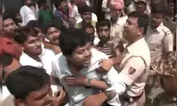 मुर्शिदाबाद में वोटिंग के दौरान झड़प, हुमायूं कबीर के साथ भिड़े TMC समर्थक, सुरक्षाकर्मियों के साथ भी धक्कामुक्की मुर्शिदाबाद में वोटिंग के दौरान झड़प, हुमायूं कबीर के साथ भिड़े TMC समर्थक, सुरक्षाकर्मियों के साथ भी धक्कामुक्की