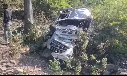 उत्तराखंड : टिहरी गढ़वाल में चंबा-कोटी रोड पर वाहन खाई में गिरा, 8 की मौत, 2 घायल उत्तराखंड : टिहरी गढ़वाल में चंबा-कोटी रोड पर वाहन खाई में गिरा, 8 की मौत, 2 घायल
