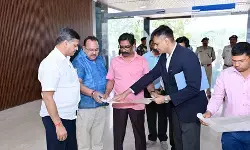 झारखंड : सीएम सोरेन ने बिरसा मुंडा एयरपोर्ट परिसर में निर्माणाधीन स्टेट हैंगर का किया निरीक्षण, समयबद्धता के दिए सख्त निर्देश झारखंड : सीएम सोरेन ने बिरसा मुंडा एयरपोर्ट परिसर में निर्माणाधीन स्टेट हैंगर का किया निरीक्षण, समयबद्धता के दिए सख्त निर्देश