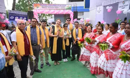 बंगाल चुनाव: पहले चरण के मतदान को देखने पहुंचे अंतरराष्ट्रीय प्रतिनिधि, व्यवस्था को सराहा बंगाल चुनाव: पहले चरण के मतदान को देखने पहुंचे अंतरराष्ट्रीय प्रतिनिधि, व्यवस्था को सराहा