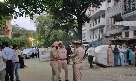 अमर कॉलोनी केस: मर्डर-रेप के आरोपों के बीच चोरी की थ्योरी ने उलझाया मामला अमर कॉलोनी केस: मर्डर-रेप के आरोपों के बीच चोरी की थ्योरी ने उलझाया मामला