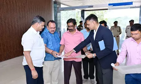 झारखंड : सीएम सोरेन ने बिरसा मुंडा एयरपोर्ट परिसर में निर्माणाधीन स्टेट हैंगर का किया निरीक्षण, समयबद्धता के दिए सख्त निर्देश झारखंड : सीएम सोरेन ने बिरसा मुंडा एयरपोर्ट परिसर में निर्माणाधीन स्टेट हैंगर का किया निरीक्षण, समयबद्धता के दिए सख्त निर्देश