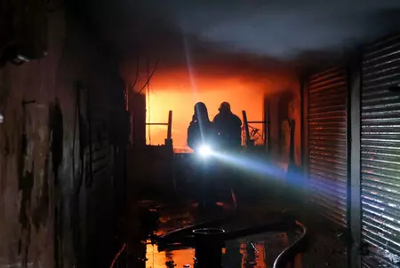 मुंबई में दो अलग-अलग हादसे: गड्ढे में गिरने से 8 घायल, मानखुर्द में आग लगने से कई दुकानें जलकर खाक मुंबई में दो अलग-अलग हादसे: गड्ढे में गिरने से 8 घायल, मानखुर्द में आग लगने से कई दुकानें जलकर खाक