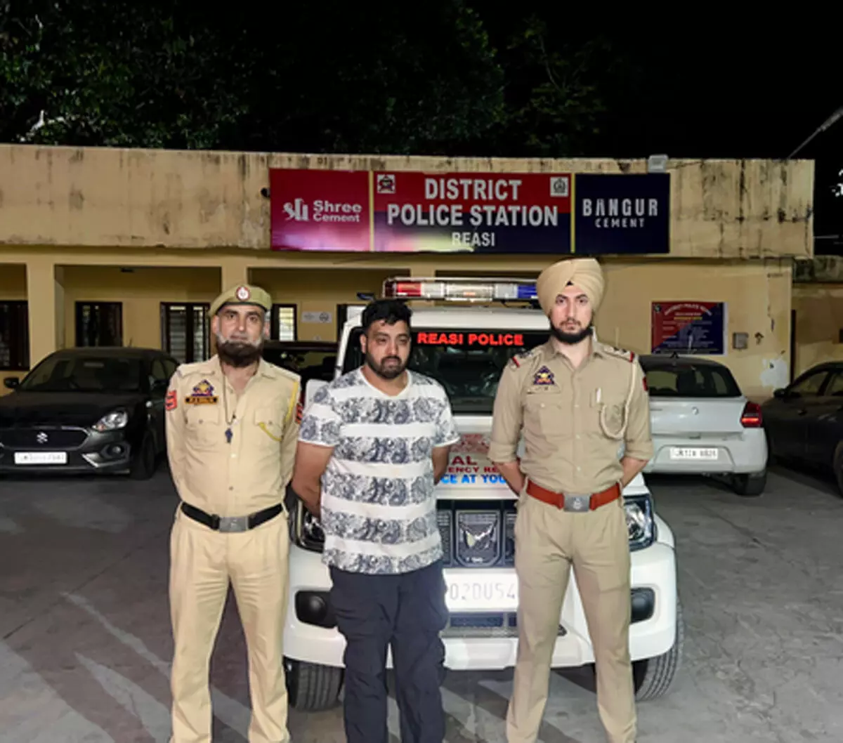 जम्मू-कश्मीर: नशा तस्करों पर रियासी पुलिस का बड़ा प्रहार, 5.58 ग्राम हेरोइन बरामद जम्मू-कश्मीर: नशा तस्करों पर रियासी पुलिस का बड़ा प्रहार, 5.58 ग्राम हेरोइन बरामद