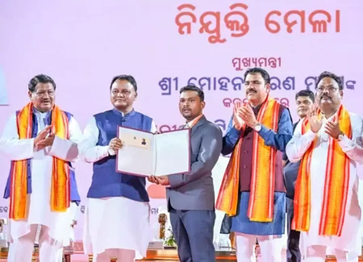 ओडिशा: सीएम ने सरकारी कर्मचारियों को बताया सरकार का चेहरा बताया, 4623 को दिया नियुक्ति पत्र ओडिशा: सीएम ने सरकारी कर्मचारियों को बताया सरकार का चेहरा बताया, 4623 को दिया नियुक्ति पत्र