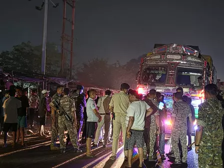 धनबाद में भू-धंसान: कतरास की टंडाबाड़ी बस्ती में 20 घर जमीन में समाए, एनएच-32 जाम धनबाद में भू-धंसान: कतरास की टंडाबाड़ी बस्ती में 20 घर जमीन में समाए, एनएच-32 जाम