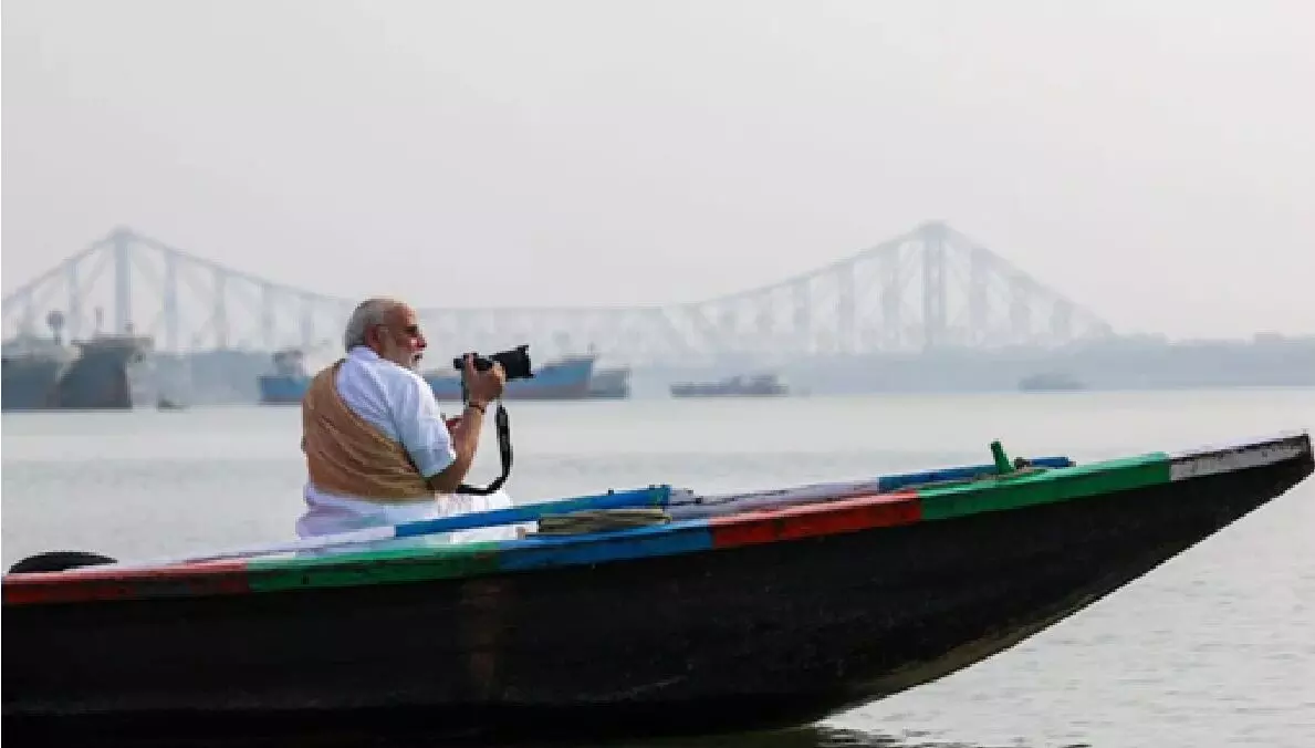 बंगाल चुनाव के बीच पीएम मोदी ने हुगली नदी में की नाव की सवारी, नाविकों से भी मिले; देखें तस्वीरें बंगाल चुनाव के बीच पीएम मोदी ने हुगली नदी में की नाव की सवारी, नाविकों से भी मिले; देखें तस्वीरें