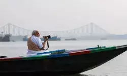 बंगाल चुनाव के बीच पीएम मोदी ने हुगली नदी में की नाव की सवारी, नाविकों से भी मिले; देखें तस्वीरें बंगाल चुनाव के बीच पीएम मोदी ने हुगली नदी में की नाव की सवारी, नाविकों से भी मिले; देखें तस्वीरें