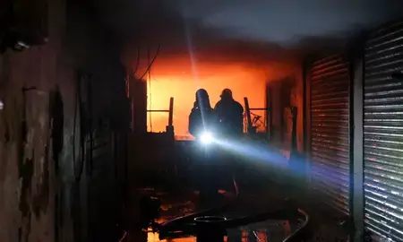 मुंबई में दो अलग-अलग हादसे: गड्ढे में गिरने से 8 घायल, मानखुर्द में आग लगने से कई दुकानें जलकर खाक