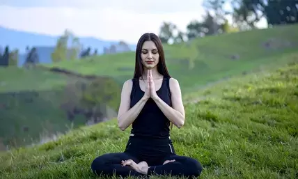 हृदय और फेफड़ों को मजबूत बनाने में मददगार है अंजलि मुद्रा, जानिए कैसे करती है शरीर पर असर हृदय और फेफड़ों को मजबूत बनाने में मददगार है अंजलि मुद्रा, जानिए कैसे करती है शरीर पर असर