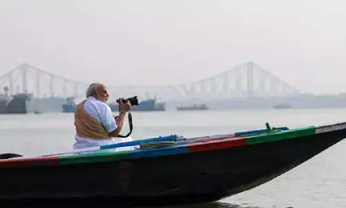 बंगाल चुनाव के बीच पीएम मोदी ने हुगली नदी में की नाव की सवारी, नाविकों से भी मिले; देखें तस्‍वीरें