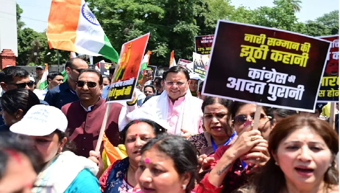 देहरादून में महिला जन आक्रोश रैली में शामिल हुए सीएम धामी, हजारों महिलाओं के साथ निकाली पदयात्रा देहरादून में महिला जन आक्रोश रैली में शामिल हुए सीएम धामी, हजारों महिलाओं के साथ निकाली पदयात्रा