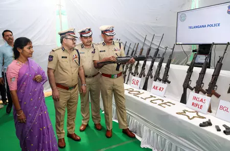 छत्तीसगढ़ के 47 माओवादियों ने तेलंगाना डीजीपी के सामने किया सरेंडर, भारी मात्रा में हथियार जमा छत्तीसगढ़ के 47 माओवादियों ने तेलंगाना डीजीपी के सामने किया सरेंडर, भारी मात्रा में हथियार जमा