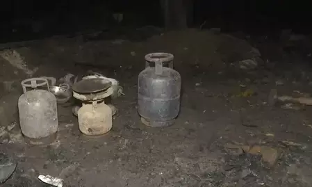 दिल्ली के पंजाबी बाग और लक्ष्मीनगर में लगी आग, दमकलकर्मियों ने आग पर पाया काबू दिल्ली के पंजाबी बाग और लक्ष्मीनगर में लगी आग, दमकलकर्मियों ने आग पर पाया काबू