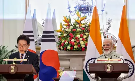 दक्षिण कोरिया-भारत शिखर सम्मेलन में आर्थिक साझेदारी पर लगी मुहर, 2030 तक 50 अरब डॉलर व्यापार का लक्ष्य दक्षिण कोरिया-भारत शिखर सम्मेलन में आर्थिक साझेदारी पर लगी मुहर, 2030 तक 50 अरब डॉलर व्यापार का लक्ष्य