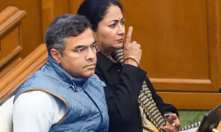 सीएम रेखा गुप्ता और मंत्री प्रवेश वर्मा ने अरविंद केजरीवाल की तुलना रहमान डकैत से की.. भ्रष्टाचार और शीशमहल विवाद को लेकर घेरा सीएम रेखा गुप्ता और मंत्री प्रवेश वर्मा ने अरविंद केजरीवाल की तुलना रहमान डकैत से की.. भ्रष्टाचार और शीशमहल विवाद को लेकर घेरा
